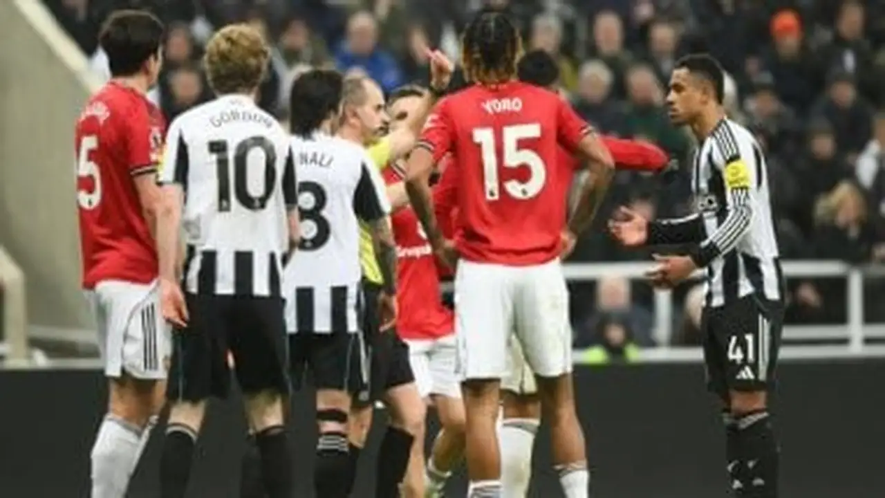 طرد وهدفان في شوط أول مثير بين نيوكاسل ومانشستر يونايتد بالبريميرليج